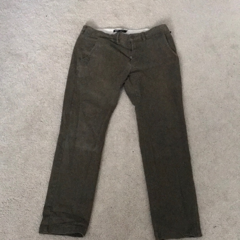 I am selling these authentic chino size 36 vans pants never ware them anymore
